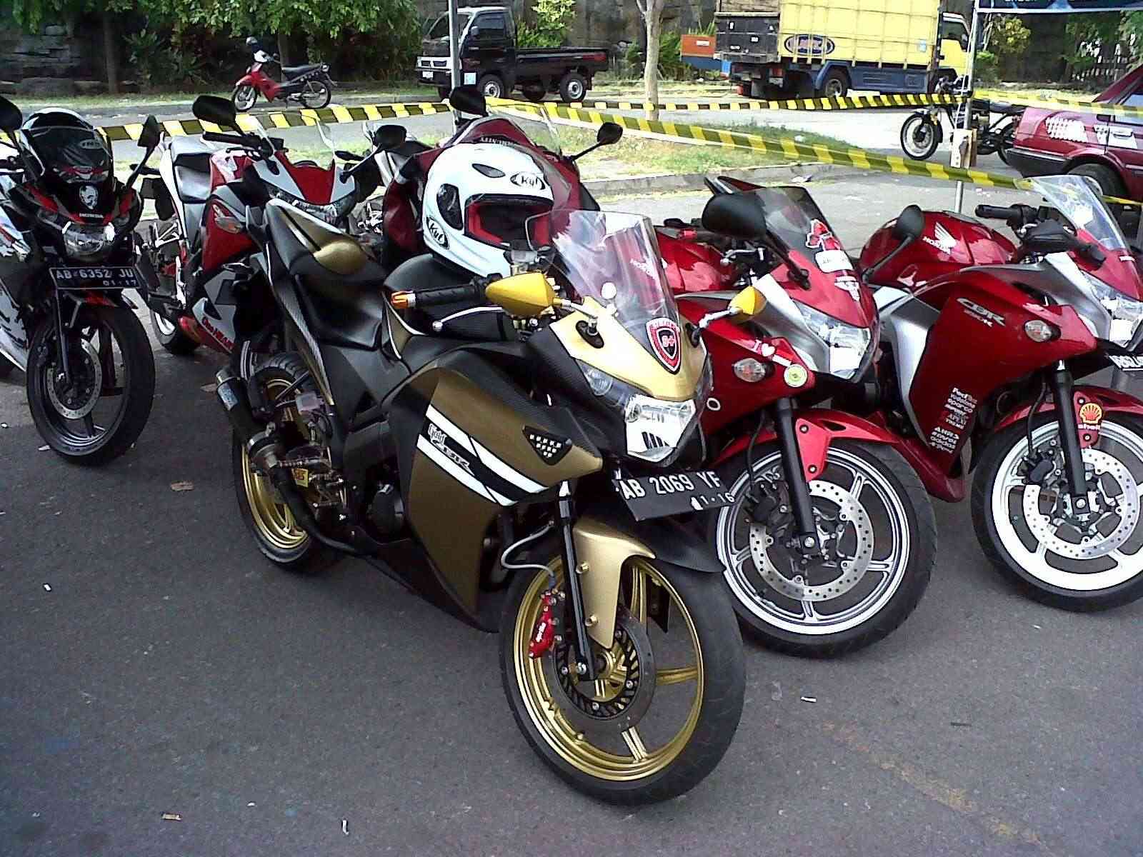 All New Honda CBR 150R 2011 Full Modif Branded Gold CBR Theme
